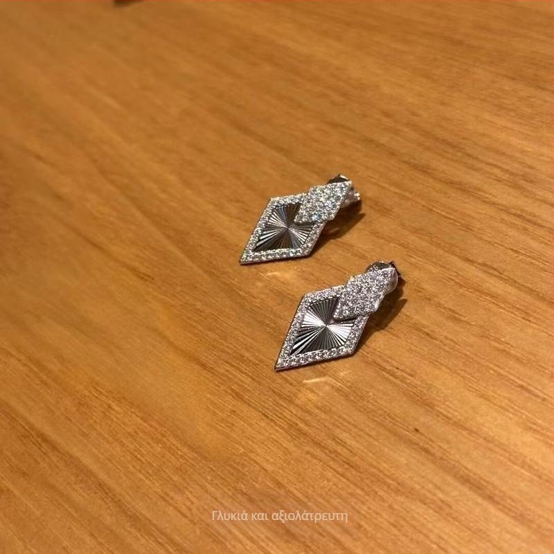 Σκουλαρίκια ρόμβοι από χαλκό με μικροπαβέ ζιρκόνια, οικολογικό ηλεκτροχρωμάτισμα, στυλ φρέσκο και γλυκό