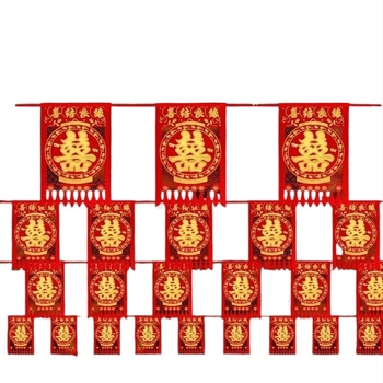 Στολισμός γάμου με σημαίες σε σειρά – τετράγωνες σημαίες, κορδέλα-σύνδεσμος, εξωτερική διακόσμηση αυλής με μοτίβο Διπλή Ευτυχία