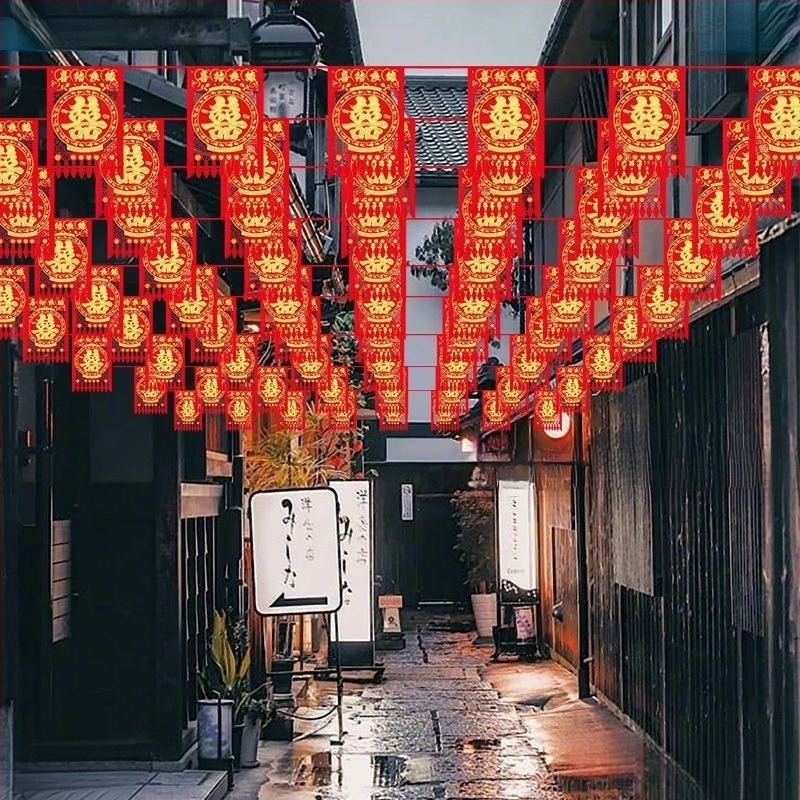 Στολισμός γάμου με σημαίες σε σειρά – τετράγωνες σημαίες, κορδέλα-σύνδεσμος, εξωτερική διακόσμηση αυλής με μοτίβο Διπλή Ευτυχία