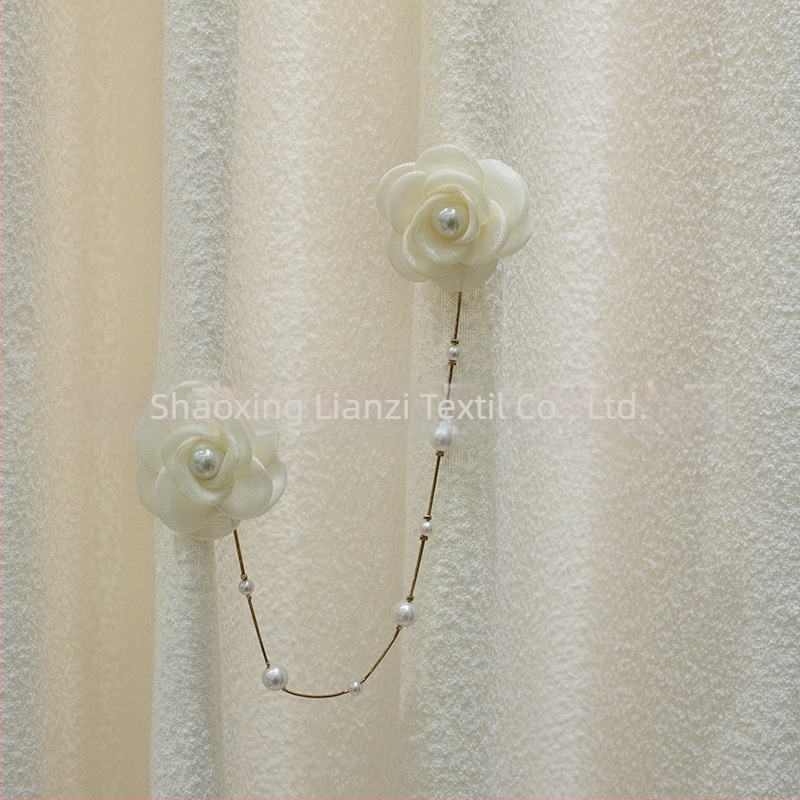 Διακόσμηση κουρτίνας με μαργαριταρένιο κορδόνι, καμέλια με καρφί – μικρά λουλουδένια αξεσουάρ για κουρτίνες