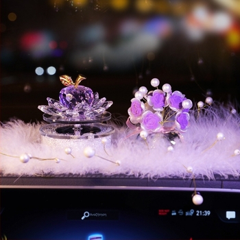 Αυτοκινητική διακόσμηση με ηλιακή τροφοδοσία: περιστρεφόμενο κρύσταλλο μήλο και δοχείο αρώματος σε σχέδιο λωτού για κεντρική κονσόλα