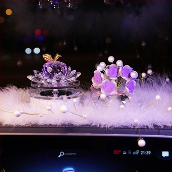 Αυτοκινητική διακόσμηση με ηλιακή τροφοδοσία: περιστρεφόμενο κρύσταλλο μήλο και δοχείο αρώματος σε σχέδιο λωτού για κεντρική κονσόλα