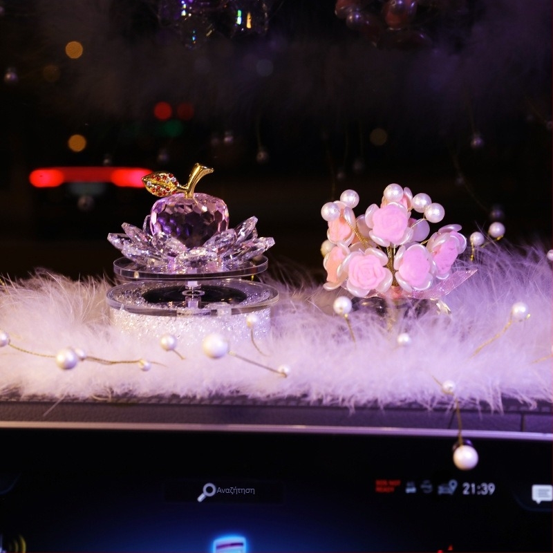 Αυτοκινητική διακόσμηση με ηλιακή τροφοδοσία: περιστρεφόμενο κρύσταλλο μήλο και δοχείο αρώματος σε σχέδιο λωτού για κεντρική κονσόλα