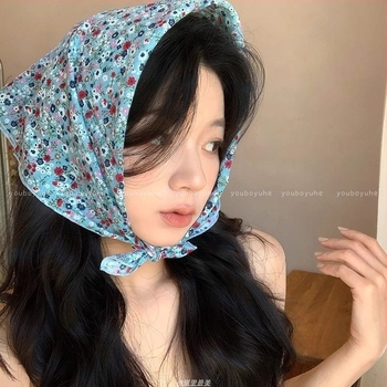 Μεγάλο τετράγωνο φουλάρι με φλοράλ μοτίβο σε στυλ διακοπών (φθινοπωρινή έκδοση 2025; πολυεστερικό ύφασμα; μόδα μετακίνησης)