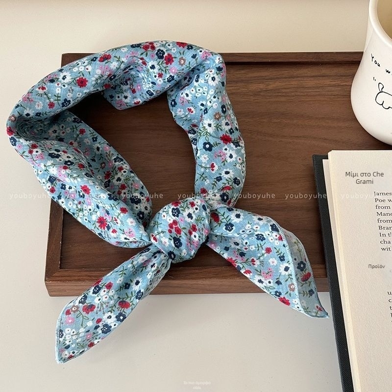 Μεγάλο τετράγωνο φουλάρι με φλοράλ μοτίβο σε στυλ διακοπών (φθινοπωρινή έκδοση 2025; πολυεστερικό ύφασμα; μόδα μετακίνησης)