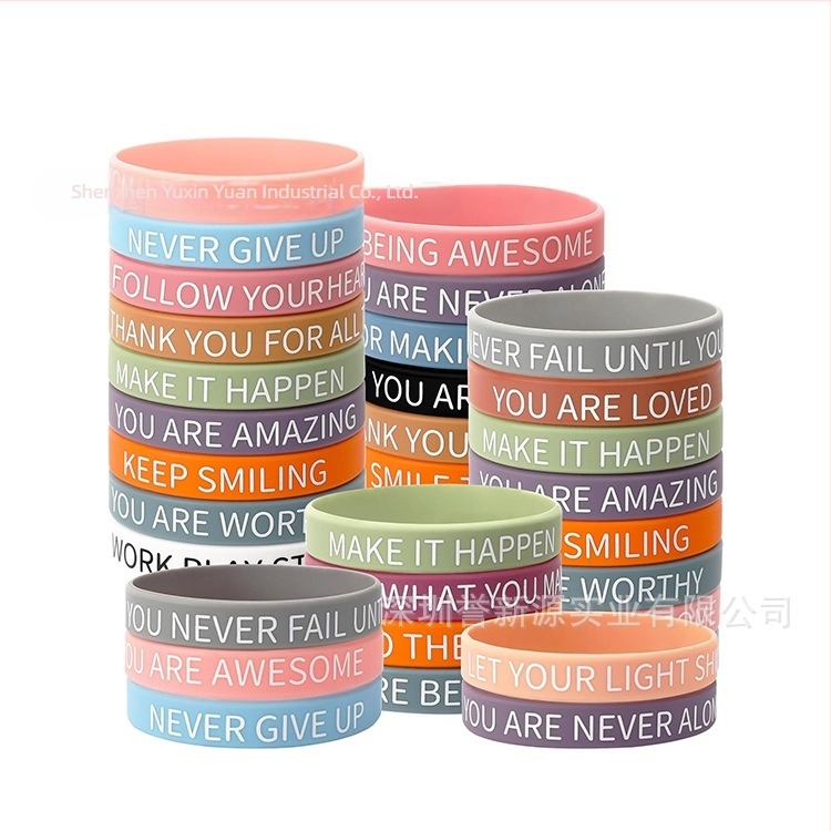 Βραχιόλι σιλικόνης για άνδρες και γυναίκες – αθλητικό, ευέλικτο στυλ, σχέδιο με κείμενο (γράμματα/αριθμοί), κατάλληλο για ταξίδια, φεστιβάλ και επαγγελματικά δώρα