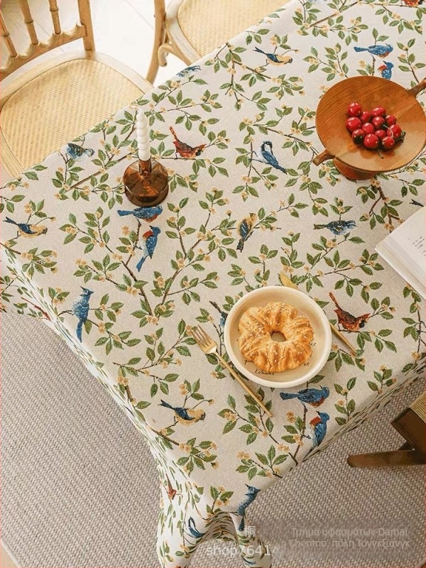 Τραπεζομάντιλο ορθογώνιο με μοτίβα φυτών, λουλουδιών και χαριτωμένων ζώων (Υλικό: πολυεστέρας-βαμβάκι; Σχήμα: ορθογώνιο; Χαρακτηριστικά: αντοχή στη φθορά, προστασία από τη σκόνη, αντοχή σε υψηλές θερμοκρασίες, διακόσμηση)