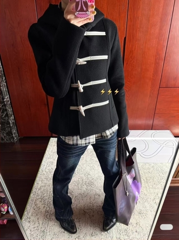 Γυναικείο παλτό μαλλιού με κουκούλα, patchwork λεπτομέρειες, κούμπωμα με κουμπιά από κέρατο, μεσαίο μήκος, παχύ ύφασμα, άνετη γραμμή