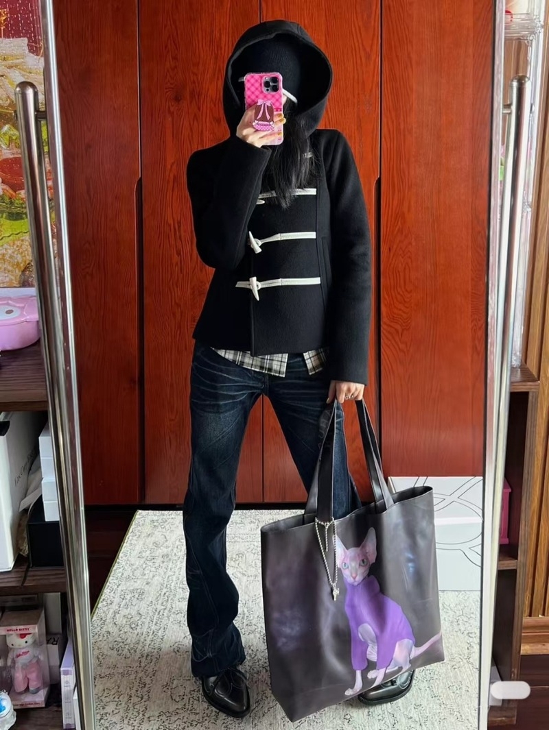 Γυναικείο παλτό μαλλιού με κουκούλα, patchwork λεπτομέρειες, κούμπωμα με κουμπιά από κέρατο, μεσαίο μήκος, παχύ ύφασμα, άνετη γραμμή