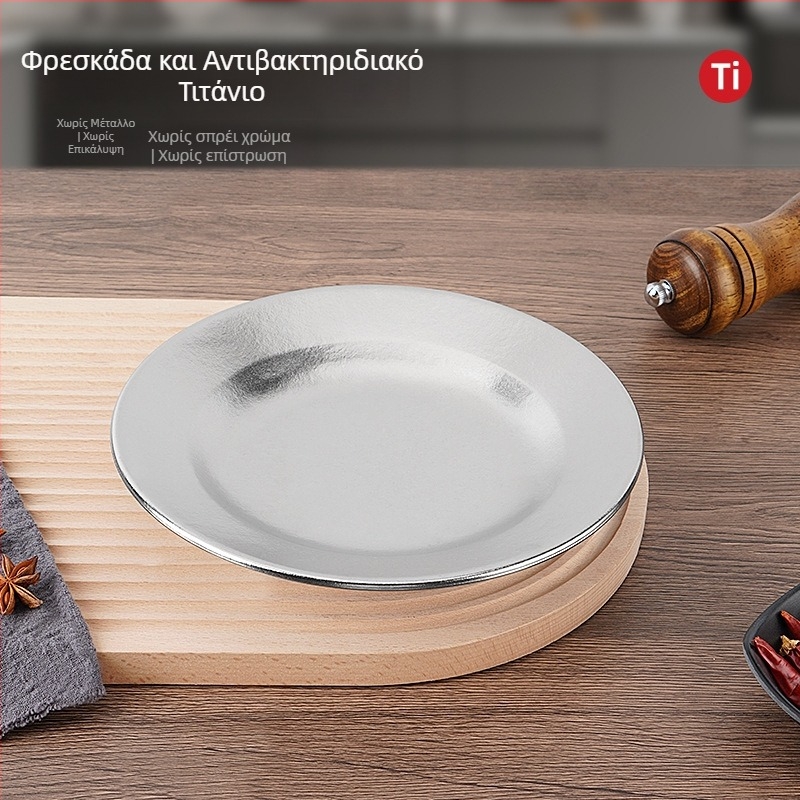 Επίπετο πιάτο από καθαρό τιτάνιο, στρογγυλό, μονοκόμματη μορφοποιημένη επιφάνεια, σύγχρονο μινιμαλιστικό στυλ, μονόχρωμος σχεδιασμός