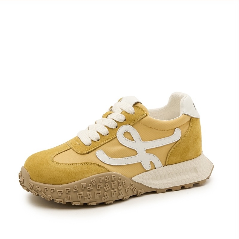 Γυναικεία sneakers με επάνω μέρος από δέρμα γουρουνιού, ύψος φτέρνας 6–8 εκ, διαπνέον εσωτερικό με διχτυωτό ύφασμα, σόλα από καουτσούκ, κορδώνια