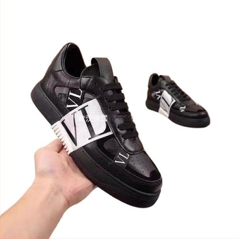 Unisex χαμηλά sneakers με δερμάτινο πάνω μέρος, καουτσούκ σόλα, κορδόνια, διαπνέουν, σχέδιο με γράμματα