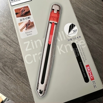 Hand Brand 3006C Κοπτικό εργαλείο για δέρμα — Λεπίδα 0.4×9×75 mm; Υλικά: Κράμα Ψευδαργύρου, Ατσάλι υψηλού άνθρακα, ABS πλαστικό; Βάρος: 72 g