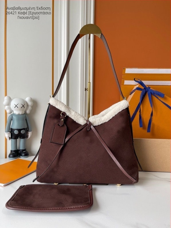 Τσάντα Tote από γνήσιο nubuck δέρμα για καθημερινές μετακινήσεις, μαγνητικό κούμπωμα και θήκη με φερμουάρ