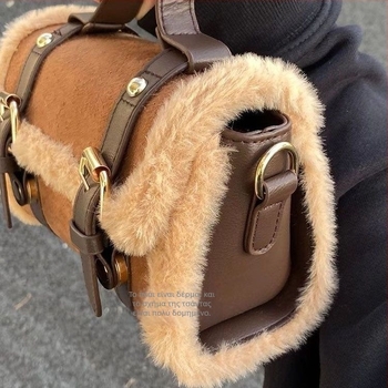 Τσάντα crossbody με μικρό τετράγωνο σχήμα, πολυεστερικό ύφασμα, επένδυση γούνας κουνελιού, κλείσιμο με καπάκι, άνοιξη 2025 (Υλικό: πολυεστέρας; Επένδυση: γούνα κουνελιού; Κλείσιμο: καπάκι; Σχήμα: μικρό τετράγωνο; Έκδοση: άνοιξη 2025)