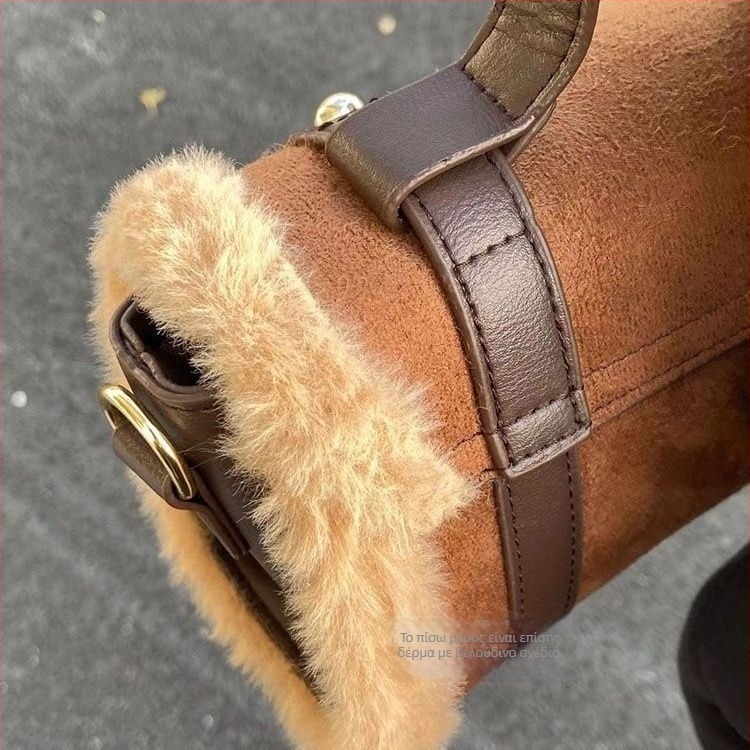 Τσάντα crossbody με μικρό τετράγωνο σχήμα, πολυεστερικό ύφασμα, επένδυση γούνας κουνελιού, κλείσιμο με καπάκι, άνοιξη 2025 (Υλικό: πολυεστέρας; Επένδυση: γούνα κουνελιού; Κλείσιμο: καπάκι; Σχήμα: μικρό τετράγωνο; Έκδοση: άνοιξη 2025)