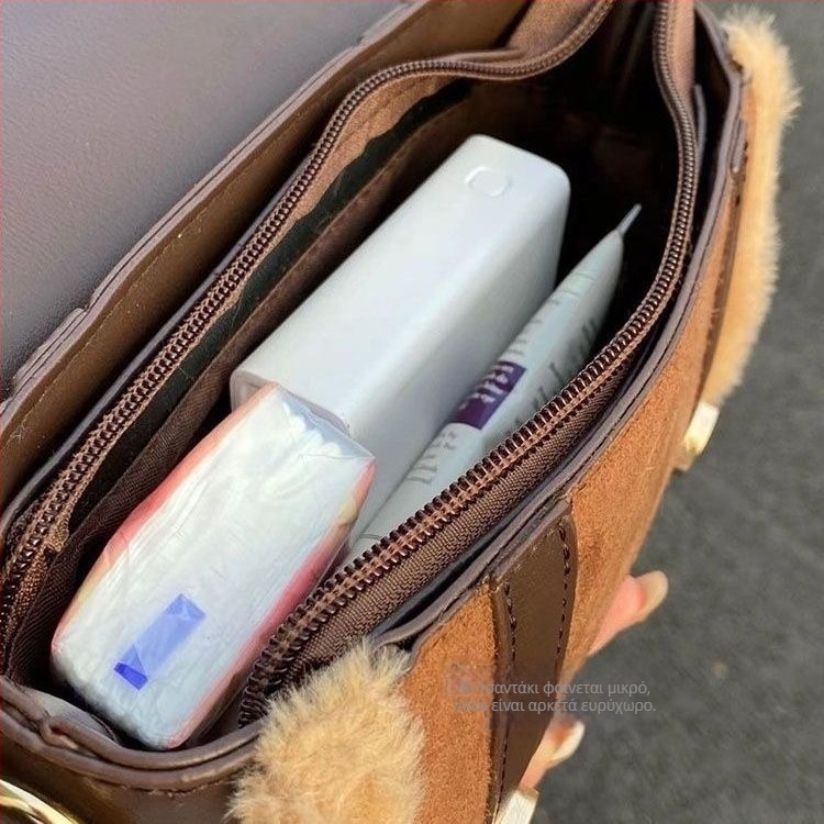 Τσάντα crossbody με μικρό τετράγωνο σχήμα, πολυεστερικό ύφασμα, επένδυση γούνας κουνελιού, κλείσιμο με καπάκι, άνοιξη 2025 (Υλικό: πολυεστέρας; Επένδυση: γούνα κουνελιού; Κλείσιμο: καπάκι; Σχήμα: μικρό τετράγωνο; Έκδοση: άνοιξη 2025)