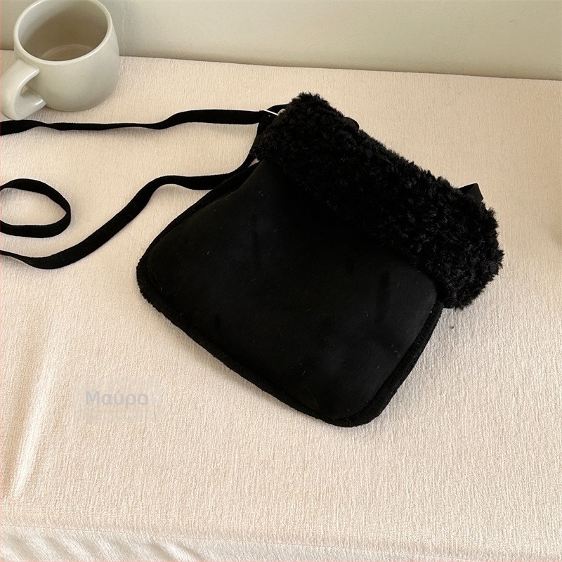Τσαντάκι crossbody από σουέντ με γούνινο αρνί — επένδυση από συνθετικό μαλλί αρνιού, φρέσκο και γλυκό στυλ, καθημερινή χρήση, Χειμώνας 2023