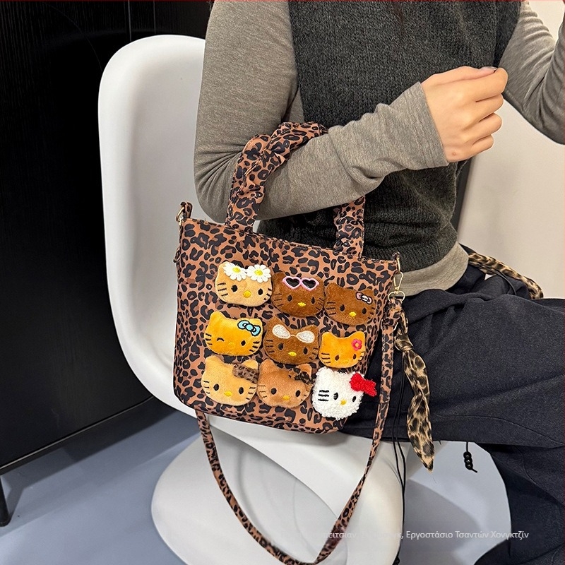 Τσαντάκι crossbody με κούκλα από γούνινο ύφασμα, λεοπάρ μοτίβο, street-trend στυλ, ύφασμα, μαγνητικό κλείσιμο, επένδυση πολυεστέρα, μία λουρί, οριζόντιο τετράγωνο σχήμα