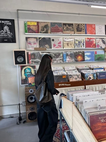 Σετ τζιν: γυναικείο σακάκι denim και φαρδιά παντελόνια, 90–95% βαμβάκι, μακριά μανίκια, κοστούμι με παντελόνια, άνοιξη 2025