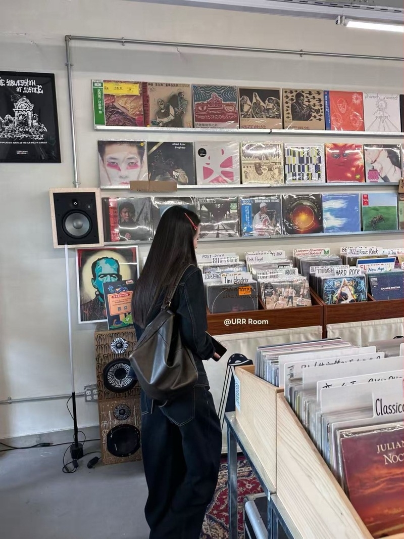Σετ τζιν: γυναικείο σακάκι denim και φαρδιά παντελόνια, 90–95% βαμβάκι, μακριά μανίκια, κοστούμι με παντελόνια, άνοιξη 2025