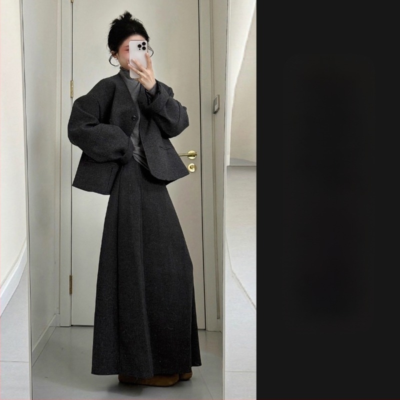 Σετ ρούχων σε κορεατικό στυλ για το τέλος του χειμώνα: μάλλινο σακάκι, μπλούζα και φούστα, κομψό γυναικείο τριών τεμαχίων κοστούμι