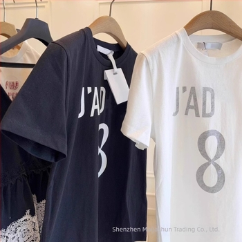 Γυναικείο βαμβακερό T-shirt με εκτύπωση γραμμάτων, κοντά μανίκια, στρογγυλός λαιμός, χαλαρή γραμμή, καθημερινό στυλ — Καλοκαίρι 2025
