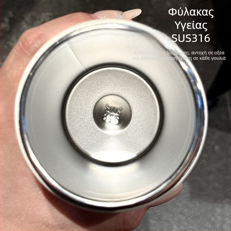 Απομονωμένο ποτήρι με εσωτερικό από 316 ανοξείδωτο ατσάλι, εξωτερικό από 201 ανοξείδωτο ατσάλι, κενού μόνωσης 6–12 ωρών, λουρί μεταφοράς και καπάκι με καλαμάκι, δυνατότητα προσαρμογής με χάραξη λέιζερ ή μεταξοτυπία.