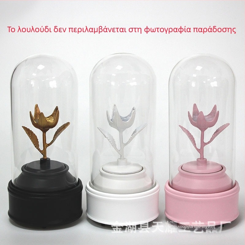 Κρυστάλλινη σφαίρα με περιστρεφόμενο μουσικό κουτί και ένα διατηρημένο τριαντάφυλλο