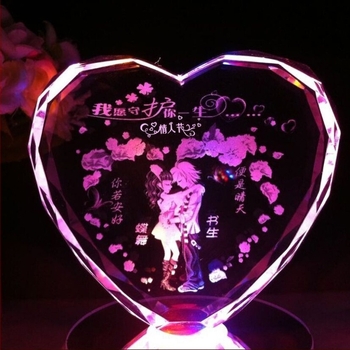 Κρυστάλλινη βάση λαμπτήρα με περιστρεφόμενο μουσικό κουτί, μοντέρνος μινιμαλιστικός σχεδιασμός, χάραξη, δυνατότητα εκτύπωσης λογότυπου.