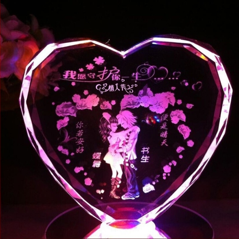 Κρυστάλλινη βάση λαμπτήρα με περιστρεφόμενο μουσικό κουτί, μοντέρνος μινιμαλιστικός σχεδιασμός, χάραξη, δυνατότητα εκτύπωσης λογότυπου.