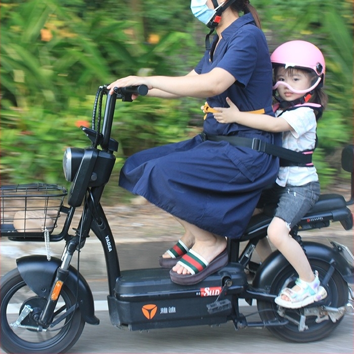 Παιδικό γιλέκο ασφαλείας ποδηλασίας - ύφασμα πολυεστέρα, σχεδιασμένο για την ασφάλεια παιδιών κατά την οδήγηση.