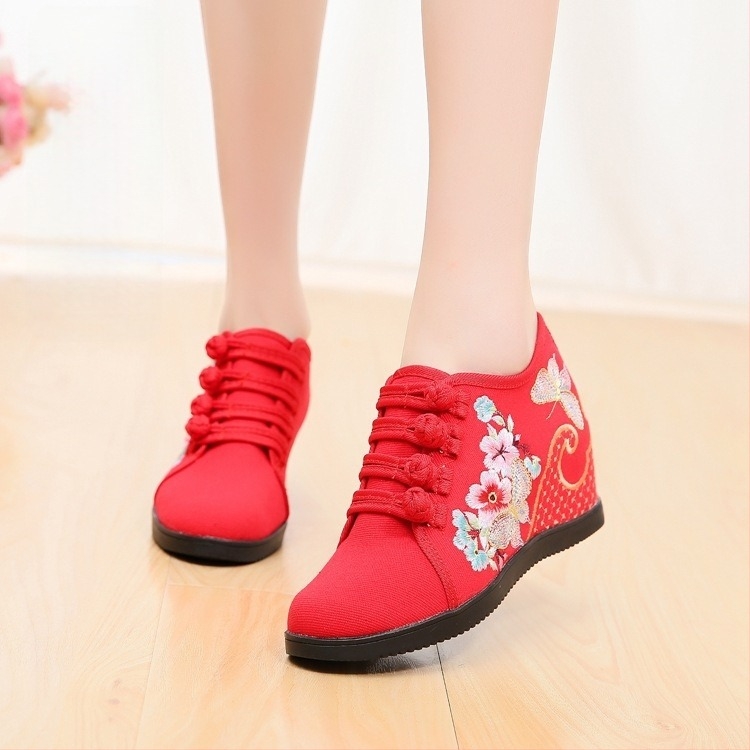 Χειροποίητα υφαντά παπούτσια από καμβά με φλοράλ σχέδιο, κούμπωμα, φτέρνα σε κλίση 6–8 cm