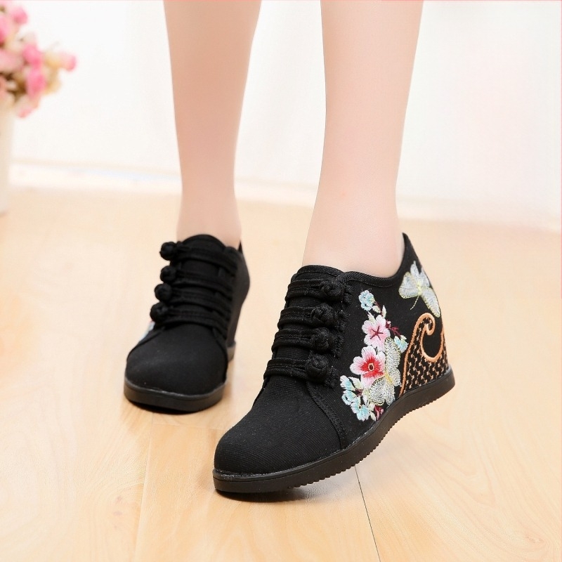 Χειροποίητα υφαντά παπούτσια από καμβά με φλοράλ σχέδιο, κούμπωμα, φτέρνα σε κλίση 6–8 cm