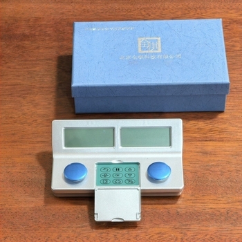 Ηλεκτρονικό χρονόμετρο σκακιού με λειτουργία παύσης, αντιολισθητική βάση, οθόνη 2 σειρών, βάρος 330 g, κατάλληλο για σκάκι και παιχνίδια με χαρτιά