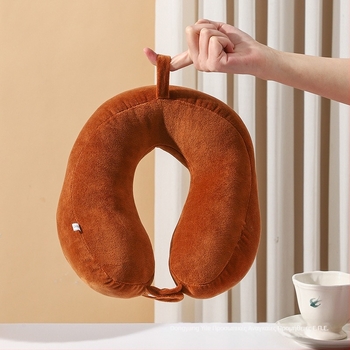 Neck Love μαξιλαράκι αυχένα σε σχήμα U για ταξίδια – άνεση στο αυτοκίνητο, σχεδίαση με καμπούρα καμήλας, ύφασμα Crystal Velvet, γέμισμα από πολυεστερικές ίνες