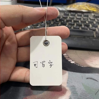 Κενή ετικέτα κρεμάσματος ενδύματος με μεταλλικό δαχτυλίδι και σύρμα, χαρτί με επίστρωση, προσαρμόσιμη