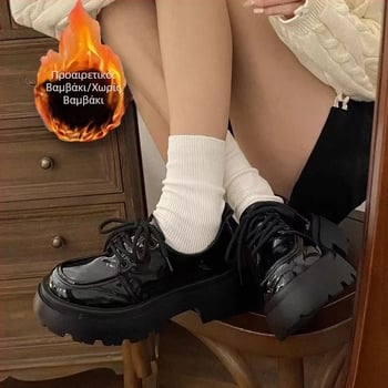 Γυναικείοι loafers με PU επάνω μέρος και δέρμα σε βερνίκι, γούνινη επένδυση, σόλα από καουτσούκ, πλατφόρμα με μεσαίο τακούνι 3–5 cm, αγκράφα με κλείσιμο, στρογγυλός δάκτυλος