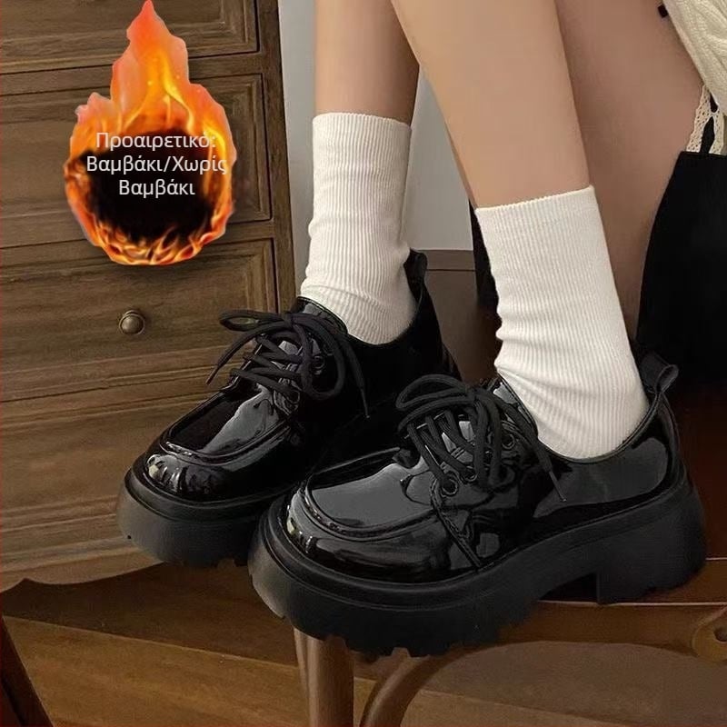 Γυναικείοι loafers με PU επάνω μέρος και δέρμα σε βερνίκι, γούνινη επένδυση, σόλα από καουτσούκ, πλατφόρμα με μεσαίο τακούνι 3–5 cm, αγκράφα με κλείσιμο, στρογγυλός δάκτυλος