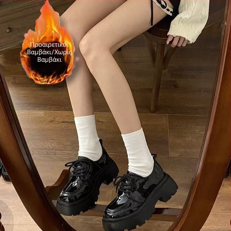 Γυναικείοι loafers με PU επάνω μέρος και δέρμα σε βερνίκι, γούνινη επένδυση, σόλα από καουτσούκ, πλατφόρμα με μεσαίο τακούνι 3–5 cm, αγκράφα με κλείσιμο, στρογγυλός δάκτυλος