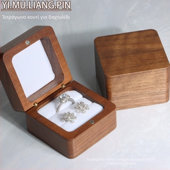 Τετράγωνο κουτί δαχτυλιδιών από καρύδι — συσκευασία κοσμημάτων, μεταφορική συσκευασία, σακούλα πολυαιθυλένιου σε εξωτερικό χαρτοκιβώτιο