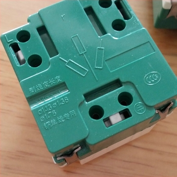 Μονάδα τροφοδοσίας με τρεις υποδοχές, 10A/250V, ανθεκτικό στην υγρασία, επαφές από χαλκό, τελική επεξεργασία