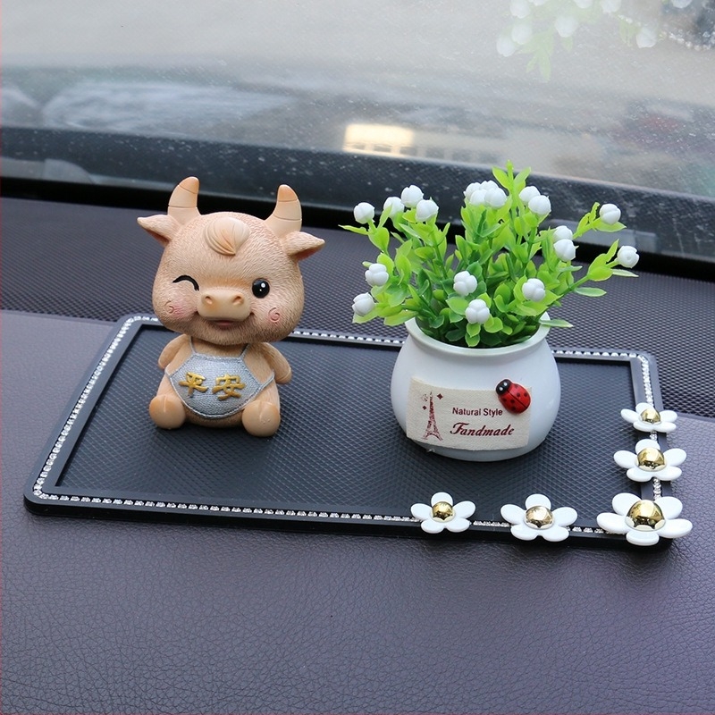 Αντιολισθητικό χαλάκι αυτοκινήτου για ταμπλό και κεντρική κονσόλα, θήκη για κινητό, προστασία από τον ήλιο, υψηλή θερμοκρασιακή αντοχή, εσωτερικός διακοσμητικός σχεδιασμός • Μάρκα Thousand Oaks • Κωδικός 9248 • Υλικό: PVC + κρύσταλλα + μέταλλο