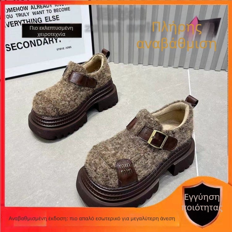 Γυναικείοι λοφέρς από μαλλί με μεταλλικό δαχτυλίδι σε γράμμα, βαθύ άνοιγμα, επένδυση από συνθετικό plush, καουτσούκ σόλα, ύψος τακουνιού 6–8 cm