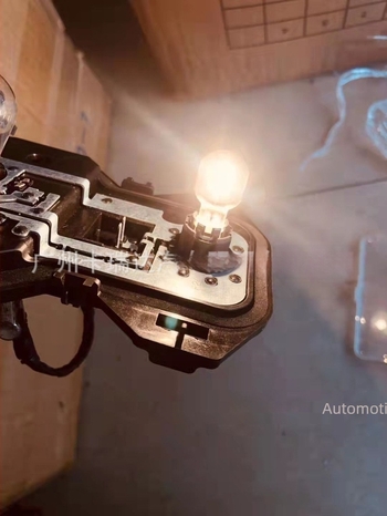 Φανάρι φρένων αυτοκινήτου X4 αλογονικός λαμπτήρας 12V 24W 4300K