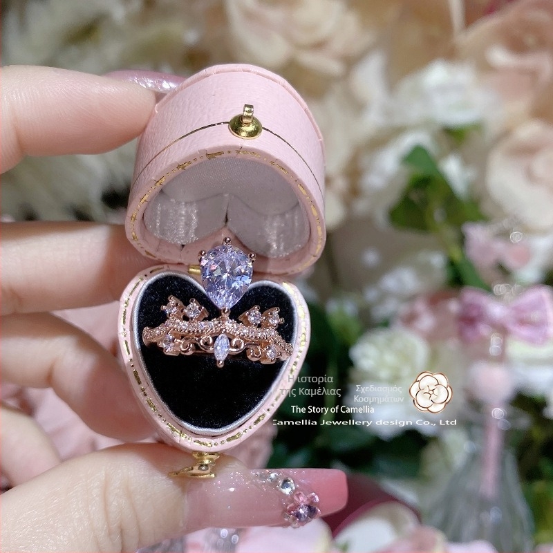 Γυναικείο δαχτυλίδι με κορώνα, βάση από χαλκό, επίχρυσο με τεχνητούς λίθους, μόδα