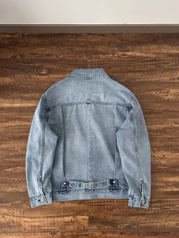 Πλυμένο τζιν μπουφάν με γιακά λάπελ, μονόμπορτο, κανονικό μήκος, πολλαπλά τσεπάκια