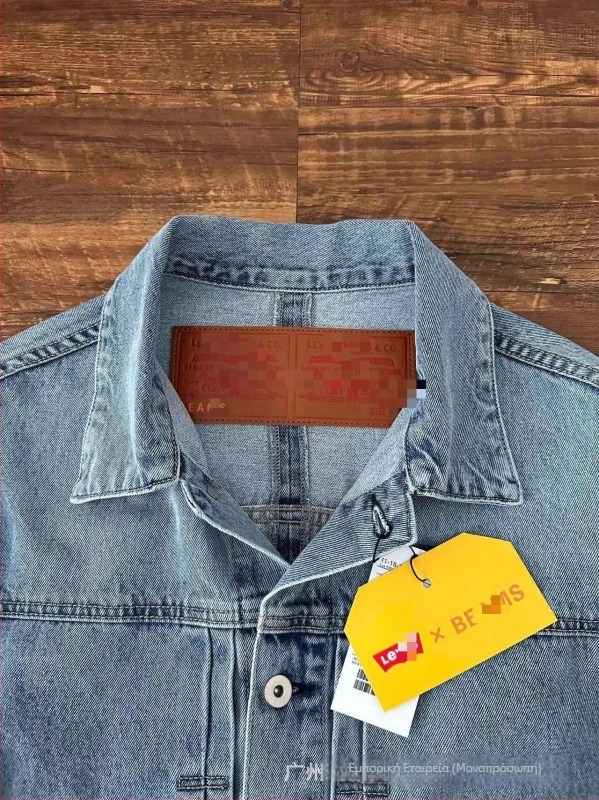 Πλυμένο τζιν μπουφάν με γιακά λάπελ, μονόμπορτο, κανονικό μήκος, πολλαπλά τσεπάκια