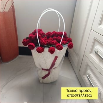 Ολοκληρωμένο μπουκέτο ροζ λουλουδιών και χειροποίητη πλεκτή κουβέρτα — δημοφιλές δώρο για την Ημέρα του Αγίου Βαλεντίνου σε φίλη ή κοπέλα