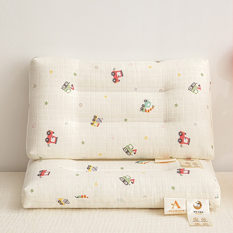 Παιδικό ορθογώνιο μαξιλάρι για ξεκούραση με σχέδιο κινουμένων σχεδίων; κάλυμμα 99% βαμβάκι; γέμισμα πολυεστερική ίνα με υψηλή ελαστικότητα; κατάλληλο για ένα παιδί; πλένεται στο πλυντήριο.